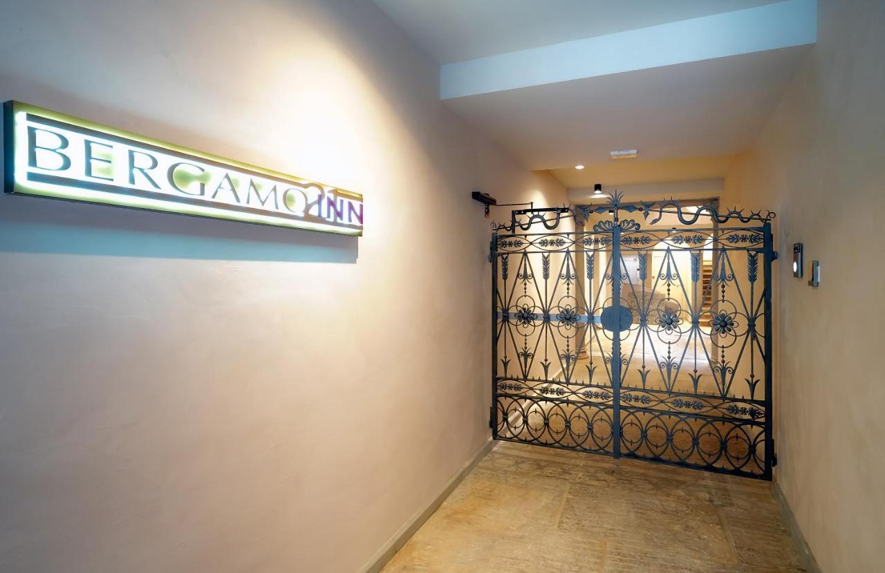Bergamo Inn 21 Exterior photo Entrance to the Bergman Center